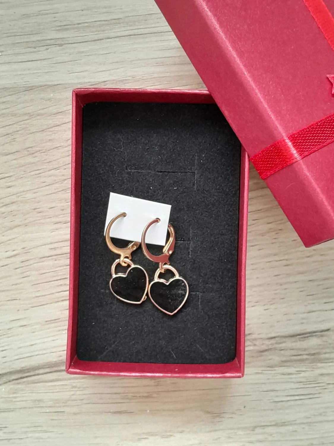 Boucles d'oreilles, coeur émaillées, couleurs noir,  dorées hauteur : 2,7cm